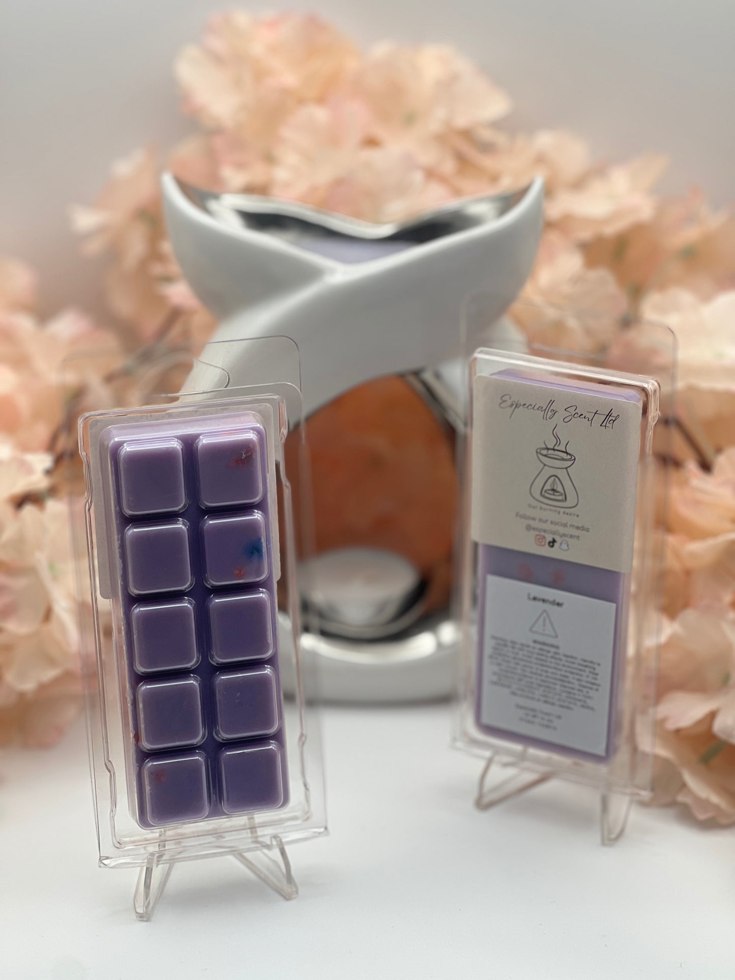 Hand-poured wax melt in a stylish clamshell container, designed to fill your space with a long-lasting, luxurious fragrance. Ideal for use in wax warmers to create a cozy and inviting atmosphere. Scent notes include: Top notes are Lavender, Bergamot and Mint; middle notes are Clove, Lily-of-the-Valley and Cinnamon; base notes are Amber, Patchouli and Myrrh.