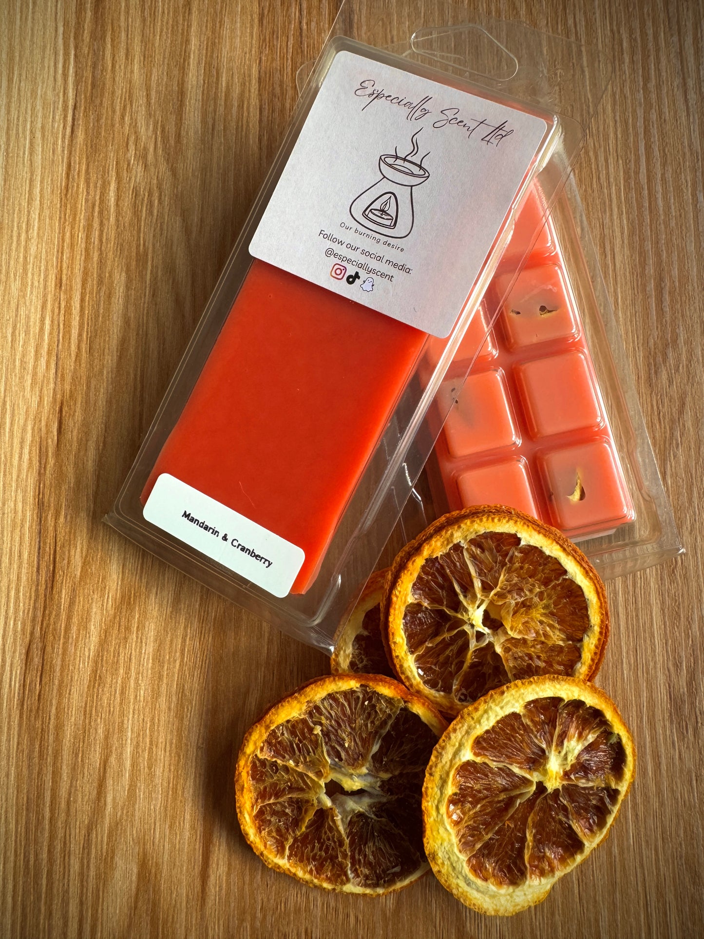 Hand-poured wax melt in a stylish clamshell container, designed to fill your space with a long-lasting, luxurious fragrance. Ideal for use in wax warmers to create a cozy and inviting atmosphere. Scent notes include: Bursting with the vibrant, fruity sensation of sweet, sunny oranges and crisp, tangy cranberries.