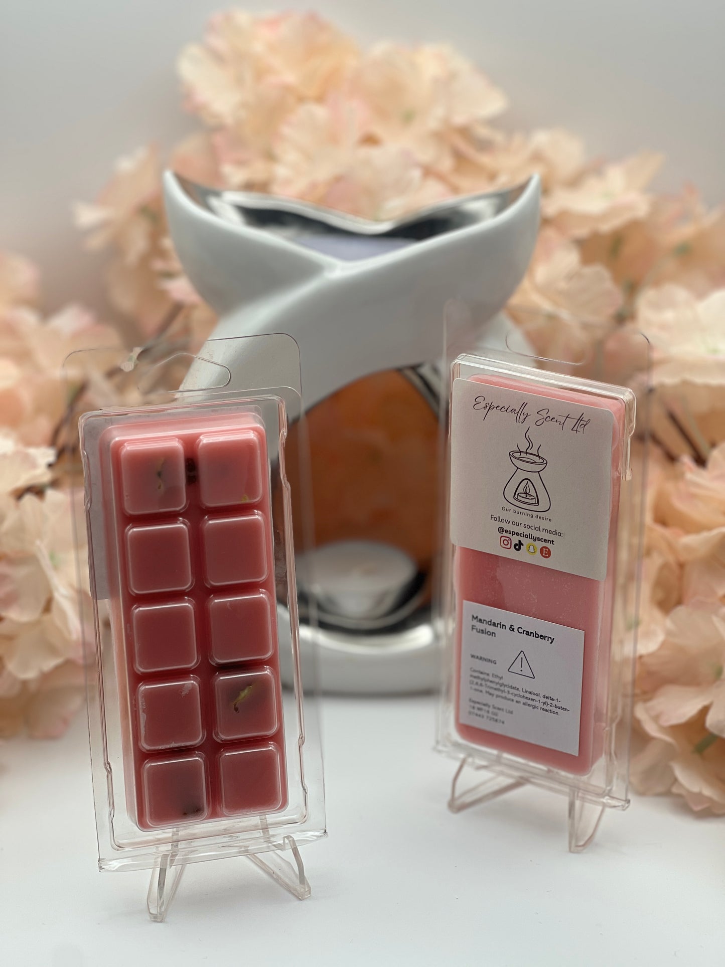 Hand-poured wax melt in a stylish clamshell container, designed to fill your space with a long-lasting, luxurious fragrance. Ideal for use in wax warmers to create a cozy and inviting atmosphere. Scent notes include: Bursting with the vibrant, fruity sensation of sweet, sunny oranges and crisp, tangy cranberries.