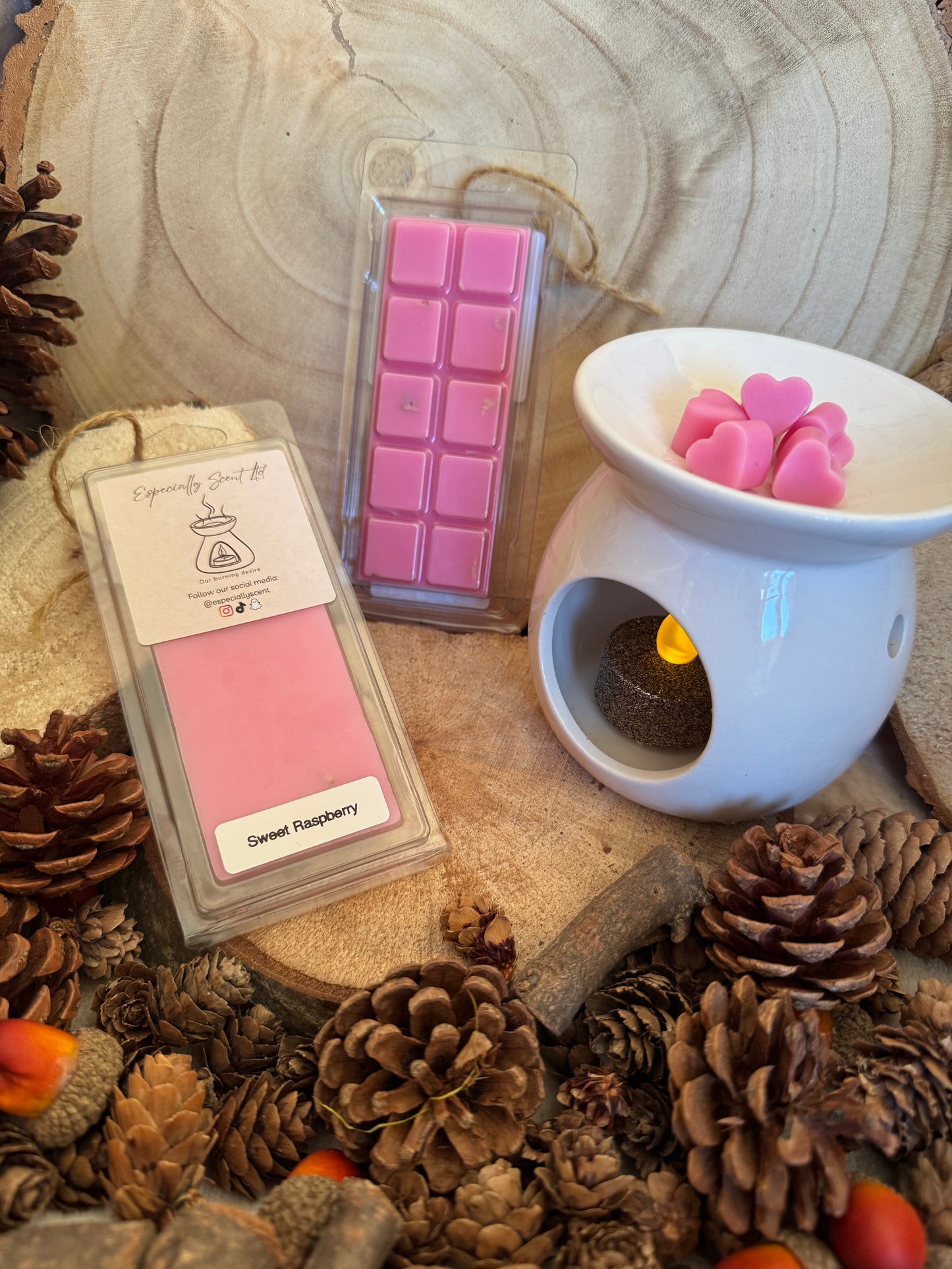 Hand-poured wax melt in a stylish clamshell container, designed to fill your space with a long-lasting, luxurious fragrance. Ideal for use in wax warmers to create a cozy and inviting atmosphere. Scent notes include: A sweet fruity mixed berry accord with hints of fresh strawberry's, juicy, ripe blackcurrants, delicious blackberries and crisp green apples all sprinkled with a dusting of sweet sugar.