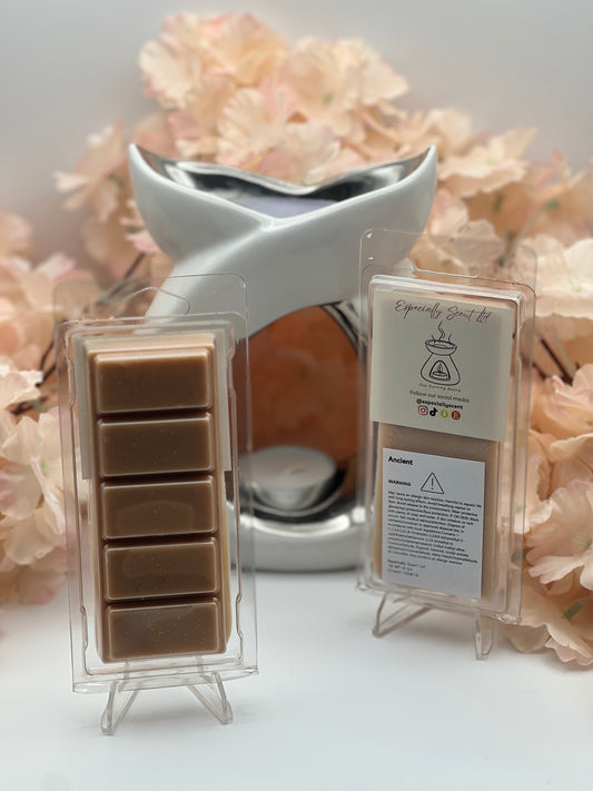 Hand-poured wax melt in a stylish clamshell container, designed to fill your space with a long-lasting, luxurious fragrance. Ideal for use in wax warmers to create a cozy and inviting atmosphere. Scent notes include: A rich spicy citrus fragrance with sparkling top notes of orange and lime alongside warming notes of cinnamon, clove and ginger, leading to a lush floral heart and resting on a base of luxurious amber, precious woods and musk.
