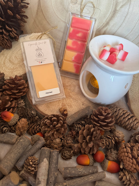 Hand-poured wax melt in a stylish clamshell container, designed to fill your space with a long-lasting, luxurious fragrance. Ideal for use in wax warmers to create a cozy and inviting atmosphere. Scent notes include: A fruity and aldehydic top with fresh dried linen notes leads to a floral heart with rose and orange blossom, white musk and sweet caramel and vanilla sit at the base.
