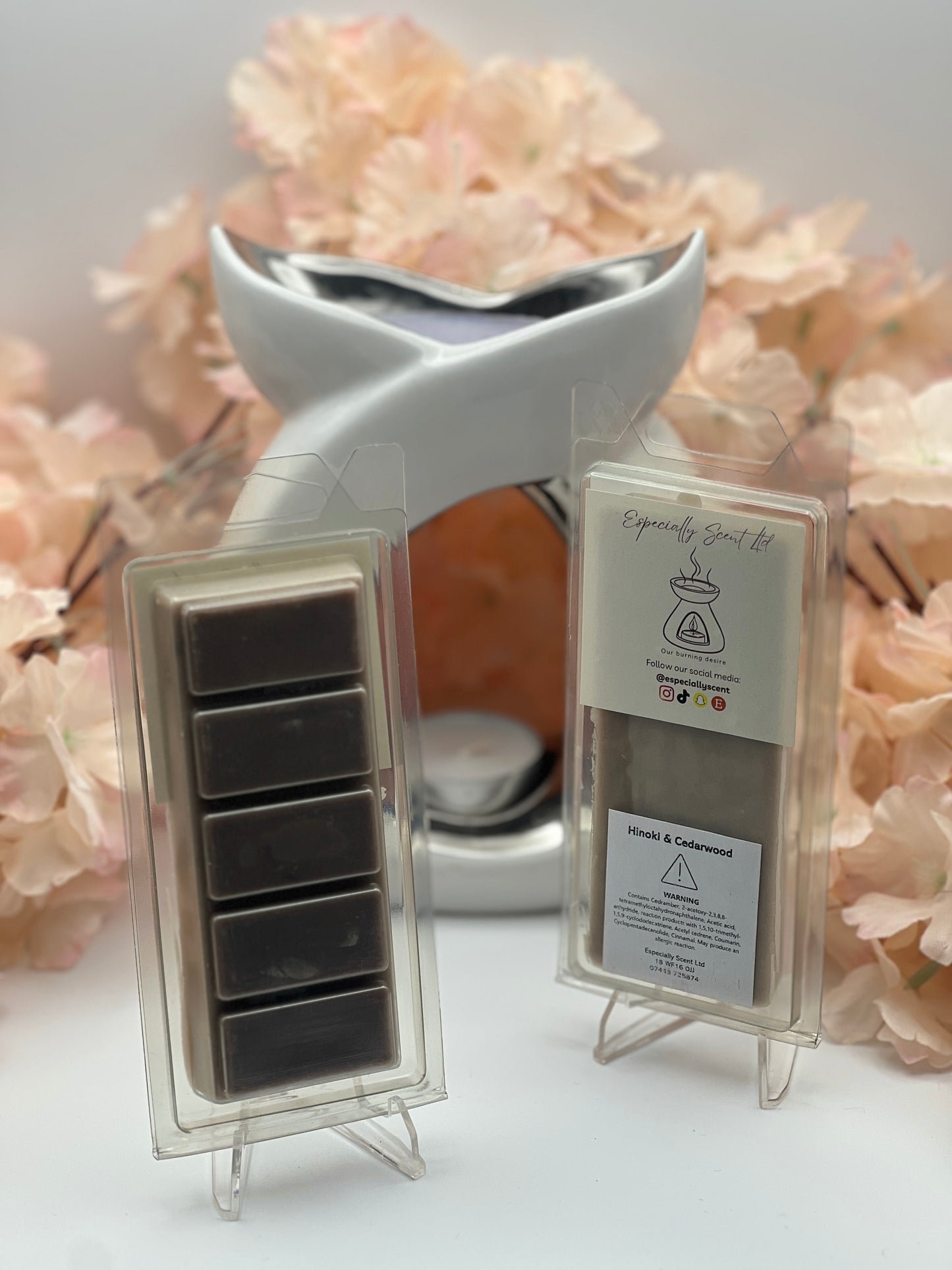 Hand-poured wax melt in a stylish clamshell container, designed to fill your space with a long-lasting, luxurious fragrance. Ideal for use in wax warmers to create a cozy and inviting atmosphere. Scent notes include: Crisp aldehydic notes and aromatic lavender blend with a touch of black pepper for a fresh, invigorating opening. At its heart, rich cedarwood, smooth suede, and earthy patchouli. Finally, the grounding warmth of hinoki wood, golden amber, and soft musk.