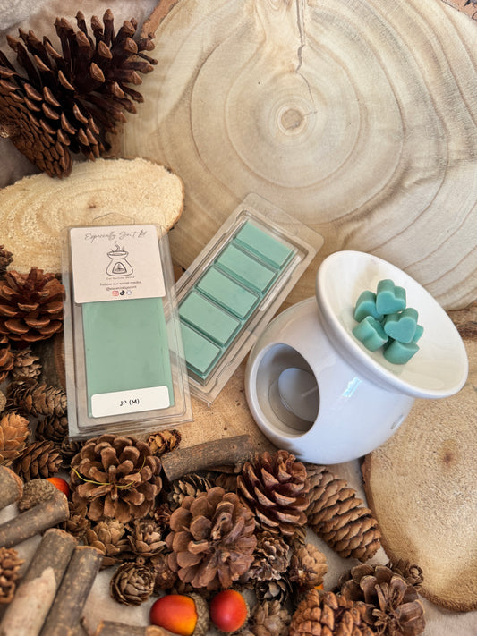 Hand-poured wax melt in a stylish clamshell container, designed to fill your space with a long-lasting, luxurious fragrance. Ideal for use in wax warmers to create a cozy and inviting atmosphere. Scent notes include: An oriental ambery aroma opening with soft cool lavender notes, combined with a sweet floral heart that rests on a gentle vanilla background.