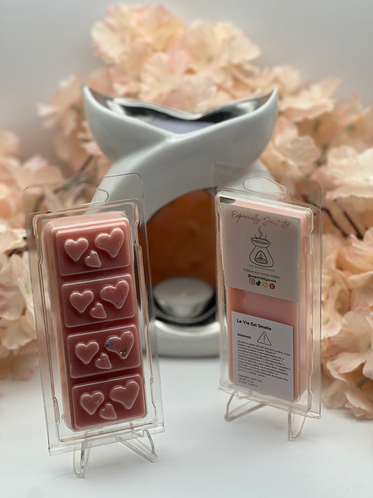 Hand-poured wax melt in a stylish clamshell container, designed to fill your space with a long-lasting, luxurious fragrance. Ideal for use in wax warmers to create a cozy and inviting atmosphere. Scent notes include: Featuring a bouquet of fabulous florals – think precious orange blossom, jasmine and iris – as well as fruity blackcurrant and pear it’s refreshingly modern. Sharpened with an undertone of patchouli, vanilla and praline it’s sure to linger making it perfect for evening soirées.
