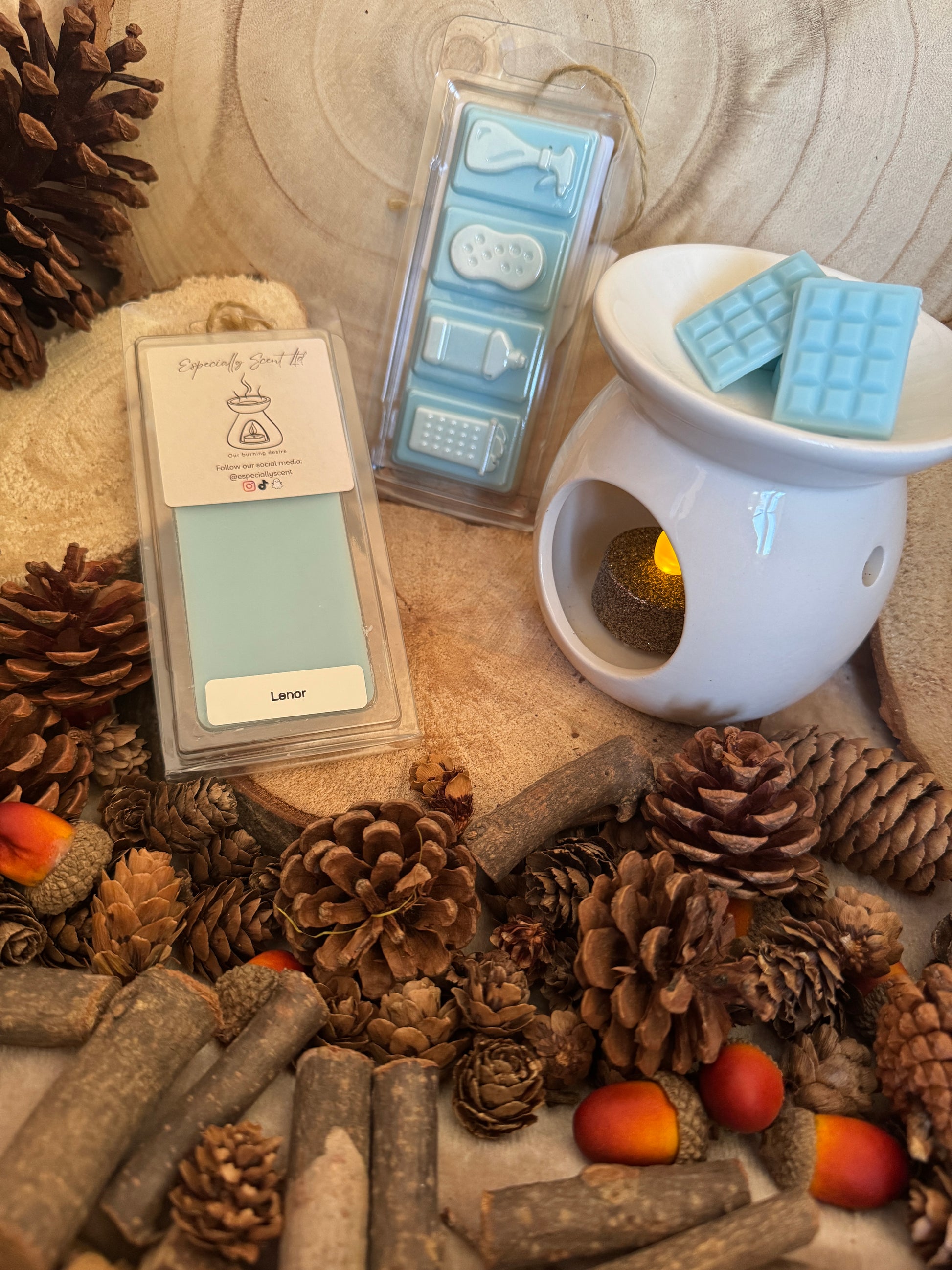 Hand-poured wax melt in a stylish clamshell container, designed to fill your space with a long-lasting, luxurious fragrance. Ideal for use in wax warmers to create a cozy and inviting atmosphere. Scent notes include: A fresh aldehydic floral with a fresh carnation top combining a spiced floral heart of rose, jasmin and lily and marine notes that rests on a musk and sandal base to create a scent reminiscent of freshly washed linen.