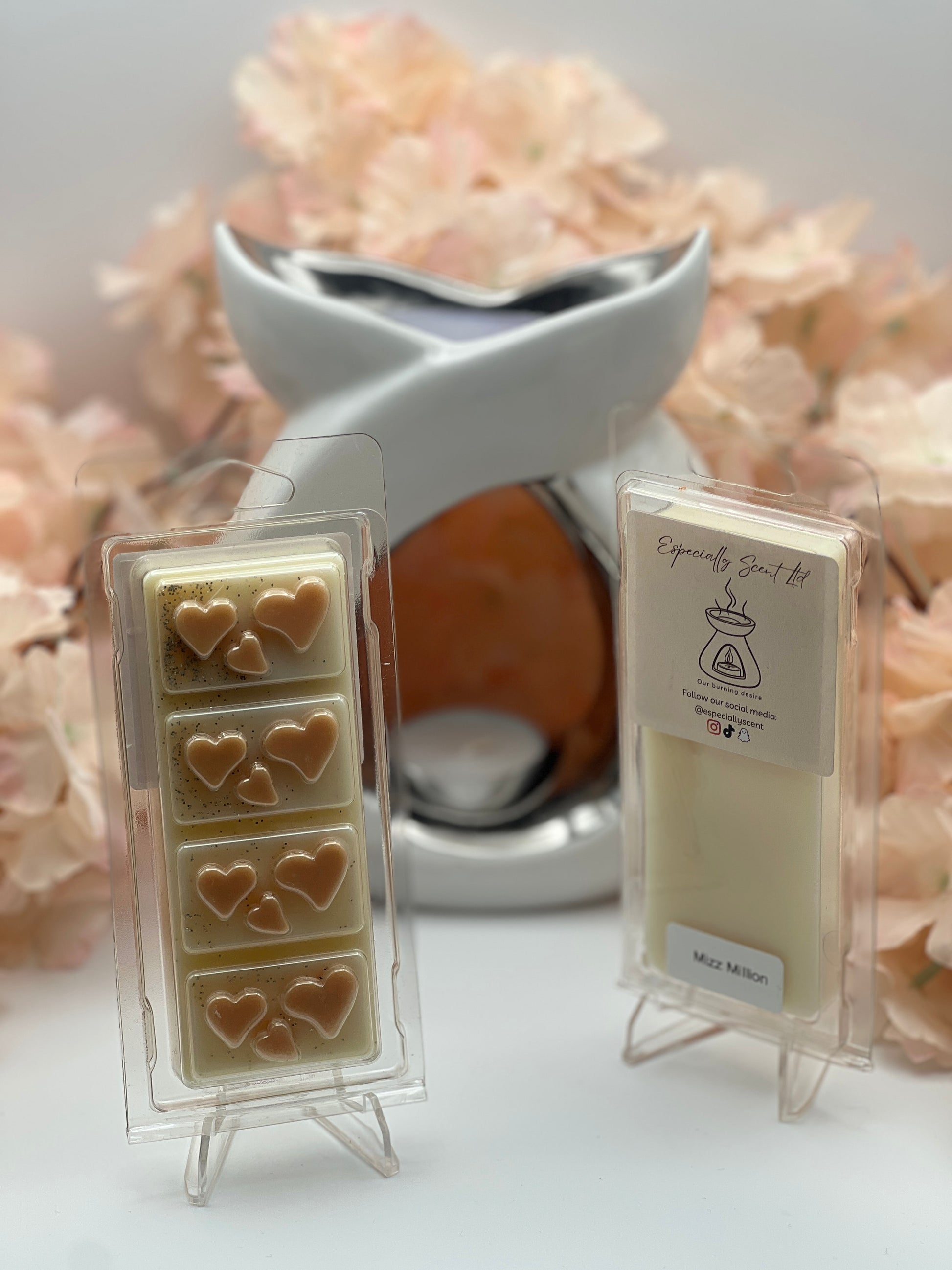 Hand-poured wax melt in a stylish clamshell container, designed to fill your space with a long-lasting, luxurious fragrance. Ideal for use in wax warmers to create a cozy and inviting atmosphere. Scent notes include: The top notes of raspberry, Amalfi lemon, and neroli blend perfectly with the floral heart of gardenia, jasmine, and African orange flower. Finished with a warm, sultry base of white honey, patchouli, and amber, this fragrance is seductive and floral.