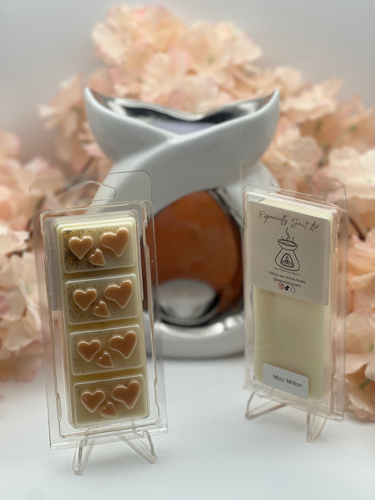 Hand-poured wax melt in a stylish clamshell container, designed to fill your space with a long-lasting, luxurious fragrance. Ideal for use in wax warmers to create a cozy and inviting atmosphere. Scent notes include: The top notes of raspberry, Amalfi lemon, and neroli blend perfectly with the floral heart of gardenia, jasmine, and African orange flower. Finished with a warm, sultry base of white honey, patchouli, and amber, this fragrance is seductive and floral.