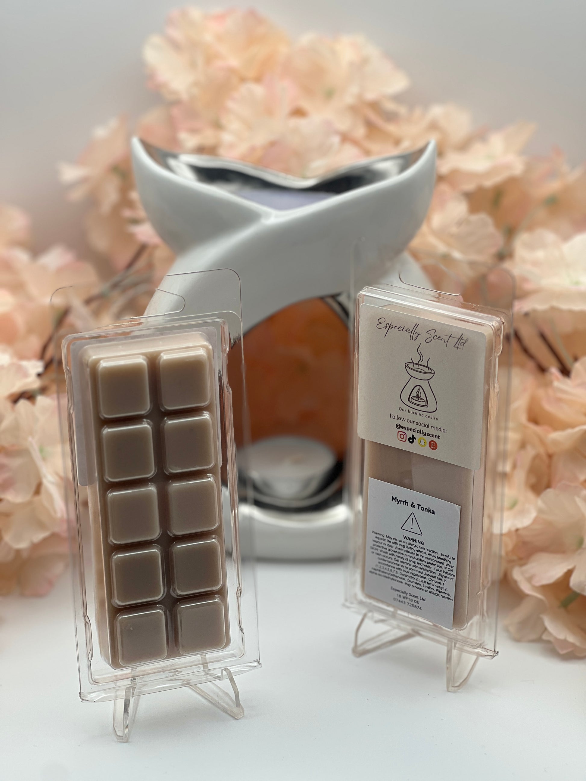 Hand-poured wax melt in a stylish clamshell container, designed to fill your space with a long-lasting, luxurious fragrance. Ideal for use in wax warmers to create a cozy and inviting atmosphere. Scent notes include: A rich and indulgent blend inspired by the golden dunes of the Namib. The deep, resinous aroma of myrrh enchants the senses, while warm almond notes add a touch of sweetness, and the richness of tonka bean and vanilla gives an overall luxurious and exotic edge.