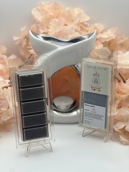 Hand-poured wax melt in a stylish clamshell container, designed to fill your space with a long-lasting, luxurious fragrance. Ideal for use in wax warmers to create a cozy and inviting atmosphere. Scent notes include: A rich sensual leather fragrance with suede fused with precious woods of sandalwood, patchouli, velvet woods, tobacco and amber. These are harmonised with violet, regal iris, musk and jasmine.