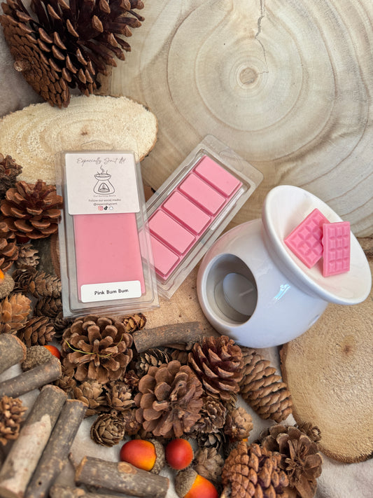Hand-poured wax melt in a stylish clamshell container, designed to fill your space with a long-lasting, luxurious fragrance. Ideal for use in wax warmers to create a cozy and inviting atmosphere. Scent notes include: A sweet fruity fragrance opening up top notes of crisp pear and lychee notes, this leads onto a heart of pink violet and praline, while resting on a base of musk and white cedar.