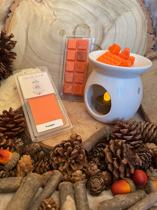 Hand-poured wax melt in a stylish clamshell container, designed to fill your space with a long-lasting, luxurious fragrance. Ideal for use in wax warmers to create a cozy and inviting atmosphere. Scent notes include: A rich spicy fragrance where top notes of cinnamon and clove, rest upon warm, aromatic spices and vanilla.