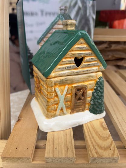 Ceramic Ski Chalet wax melt and oil burner with removable roof, heart-shaped cutouts, and snow-covered log cabin design – perfect for home fragrance and winter décor.
