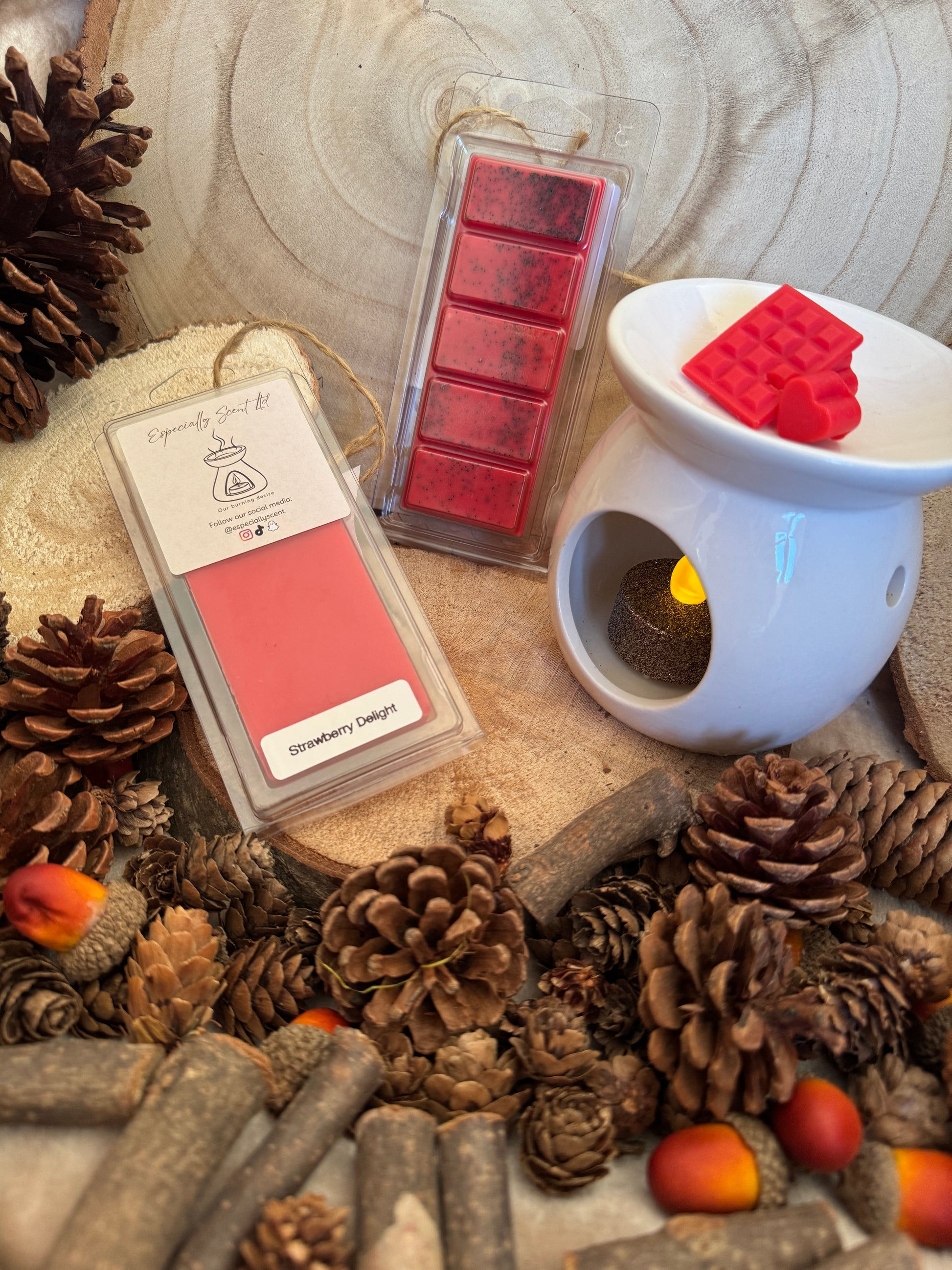 Hand-poured wax melt in a stylish clamshell container, designed to fill your space with a long-lasting, luxurious fragrance. Ideal for use in wax warmers to create a cozy and inviting atmosphere. Scent notes include: A fresh mouth-watering strawberry fragrance sweetened by hints of vanilla and dry fruits.
