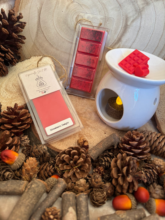 Hand-poured wax melt in a stylish clamshell container, designed to fill your space with a long-lasting, luxurious fragrance. Ideal for use in wax warmers to create a cozy and inviting atmosphere. Scent notes include: A fresh mouth-watering strawberry fragrance sweetened by hints of vanilla and dry fruits.