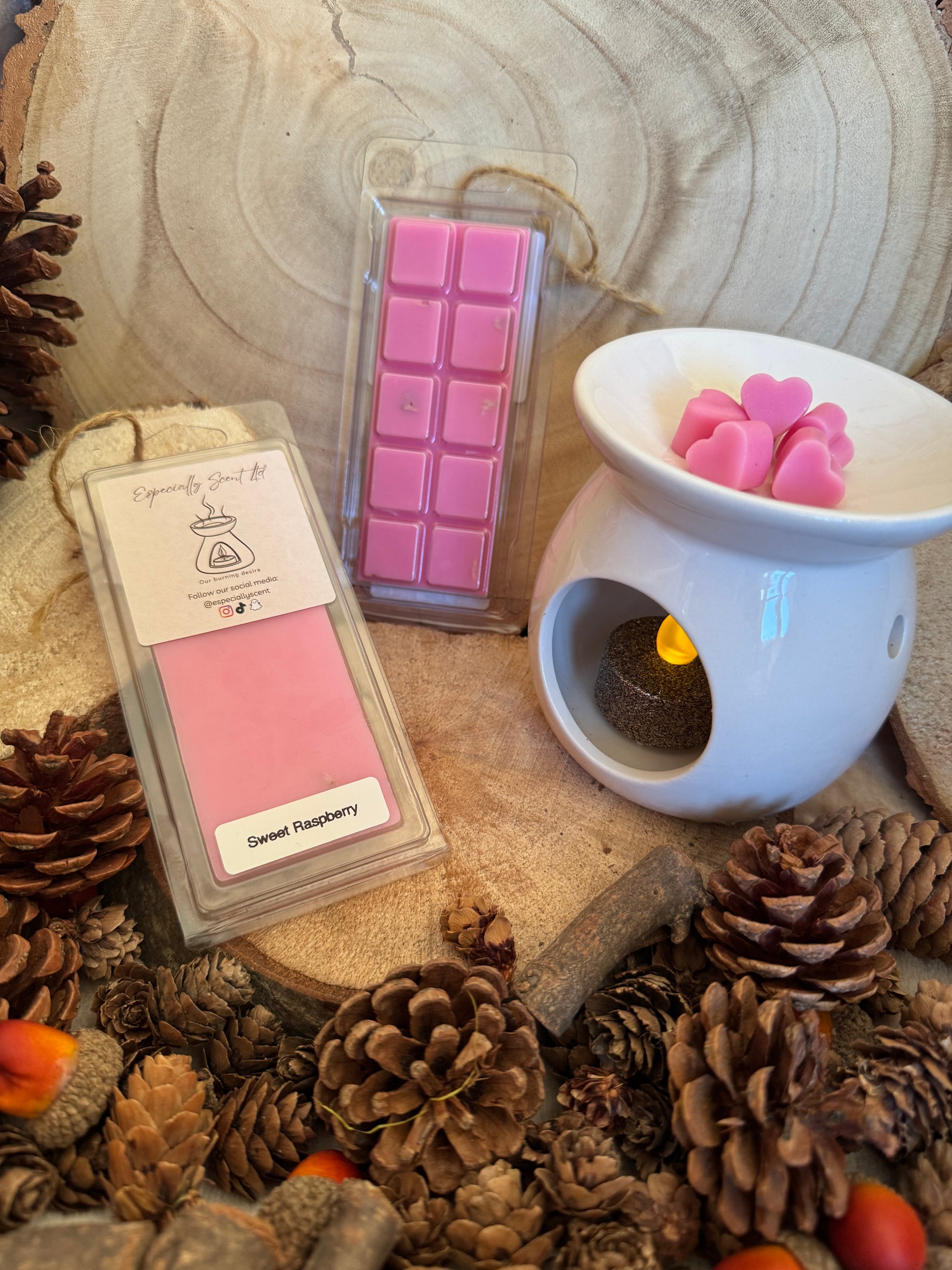 Hand-poured wax melt in a stylish clamshell container, designed to fill your space with a long-lasting, luxurious fragrance. Ideal for use in wax warmers to create a cozy and inviting atmosphere. Scent notes include: A sweet fruity mixed berry accord with hints of fresh strawberry's, juicy, ripe blackcurrants, delicious blackberries and crisp green apples all sprinkled with a dusting of sweet sugar.