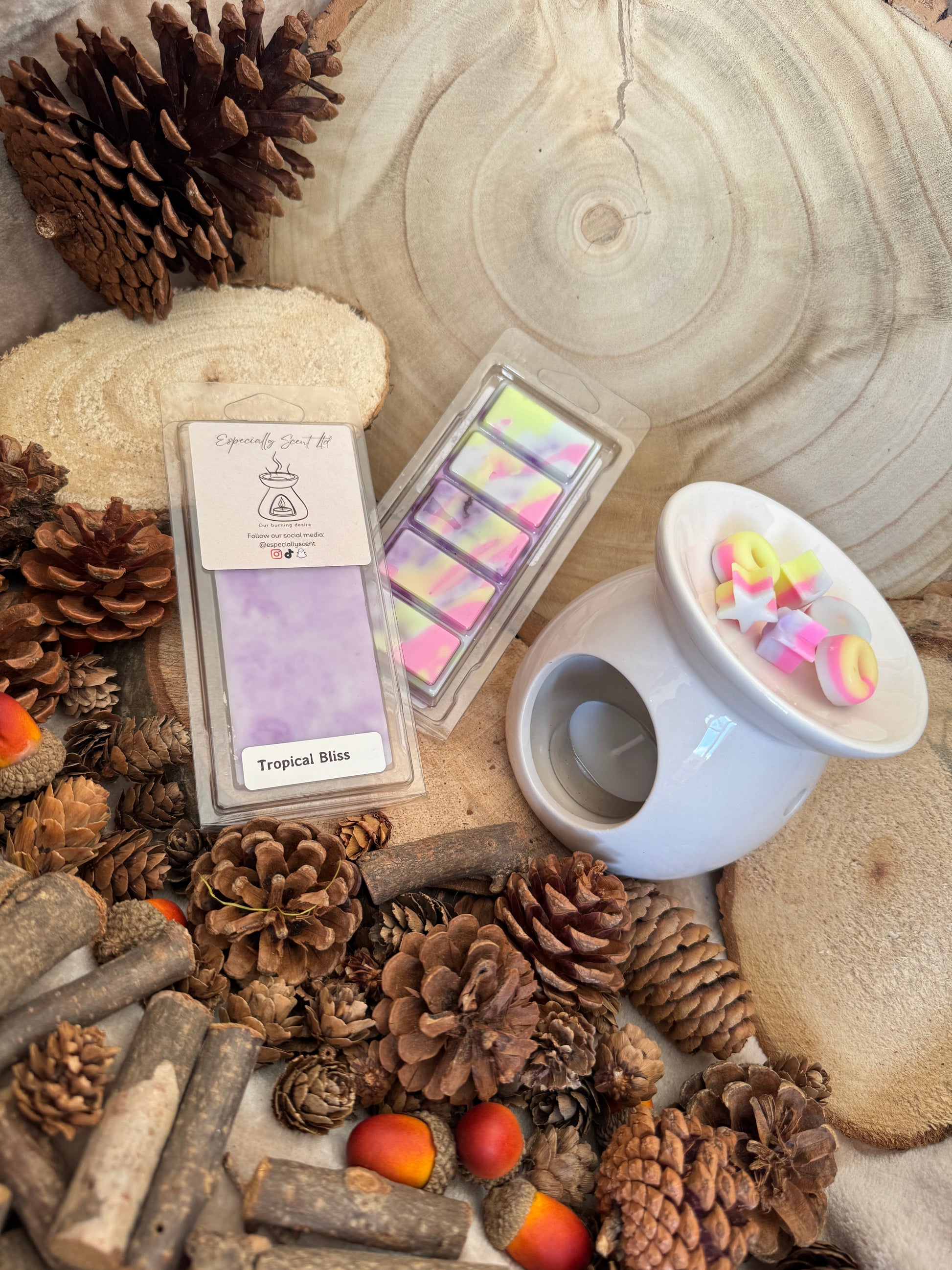 Hand-poured wax melt in a stylish clamshell container, designed to fill your space with a long-lasting, luxurious fragrance. Ideal for use in wax warmers to create a cozy and inviting atmosphere. Scent notes include: A fruity explosion of pear, apple, plum, banana, peach, pineapple, strawberry and raspberry, bubblegum and light floral notes on a musk base.