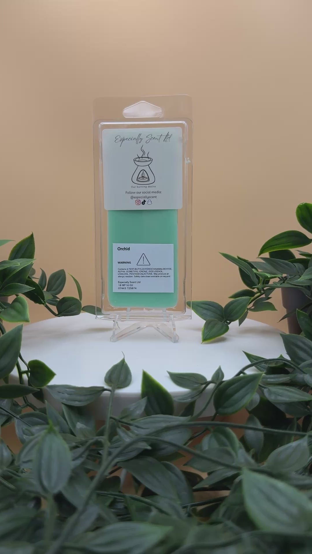 Hand-poured wax melt in a stylish clamshell container, designed to fill your space with a long-lasting, luxurious fragrance. Ideal for use in wax warmers to create a cozy and inviting atmosphere. Scent notes include: Inspired by the popular air freshener by Febreze. A unique blend of exotic flowers embodying the delicate balance of harmony and nature.