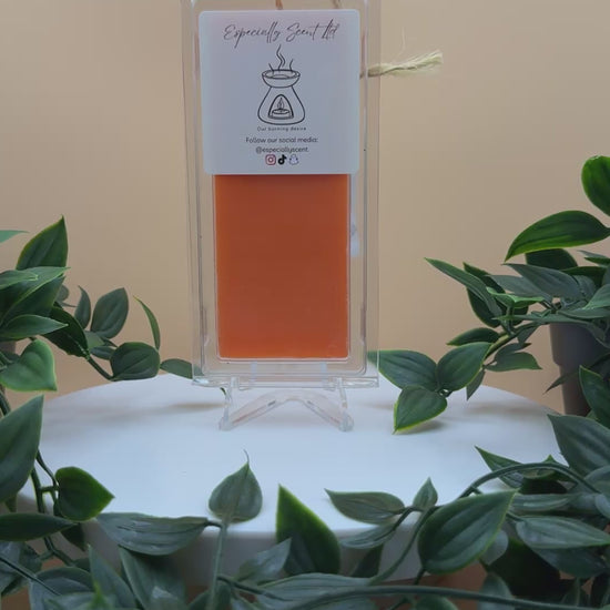 Hand-poured wax melt in a stylish clamshell container, designed to fill your space with a long-lasting, luxurious fragrance. Ideal for use in wax warmers to create a cozy and inviting atmosphere. Scent notes include: A rich spicy fragrance where top notes of cinnamon and clove, rest upon warm, aromatic spices and vanilla.