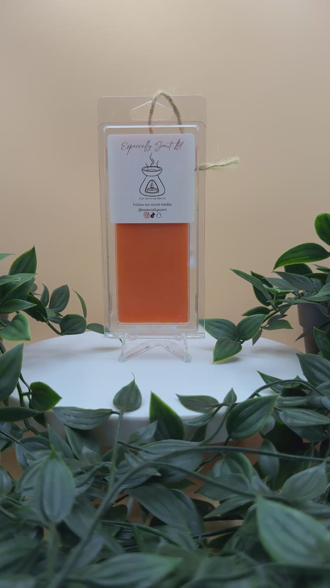 Hand-poured wax melt in a stylish clamshell container, designed to fill your space with a long-lasting, luxurious fragrance. Ideal for use in wax warmers to create a cozy and inviting atmosphere. Scent notes include: A rich spicy fragrance where top notes of cinnamon and clove, rest upon warm, aromatic spices and vanilla.