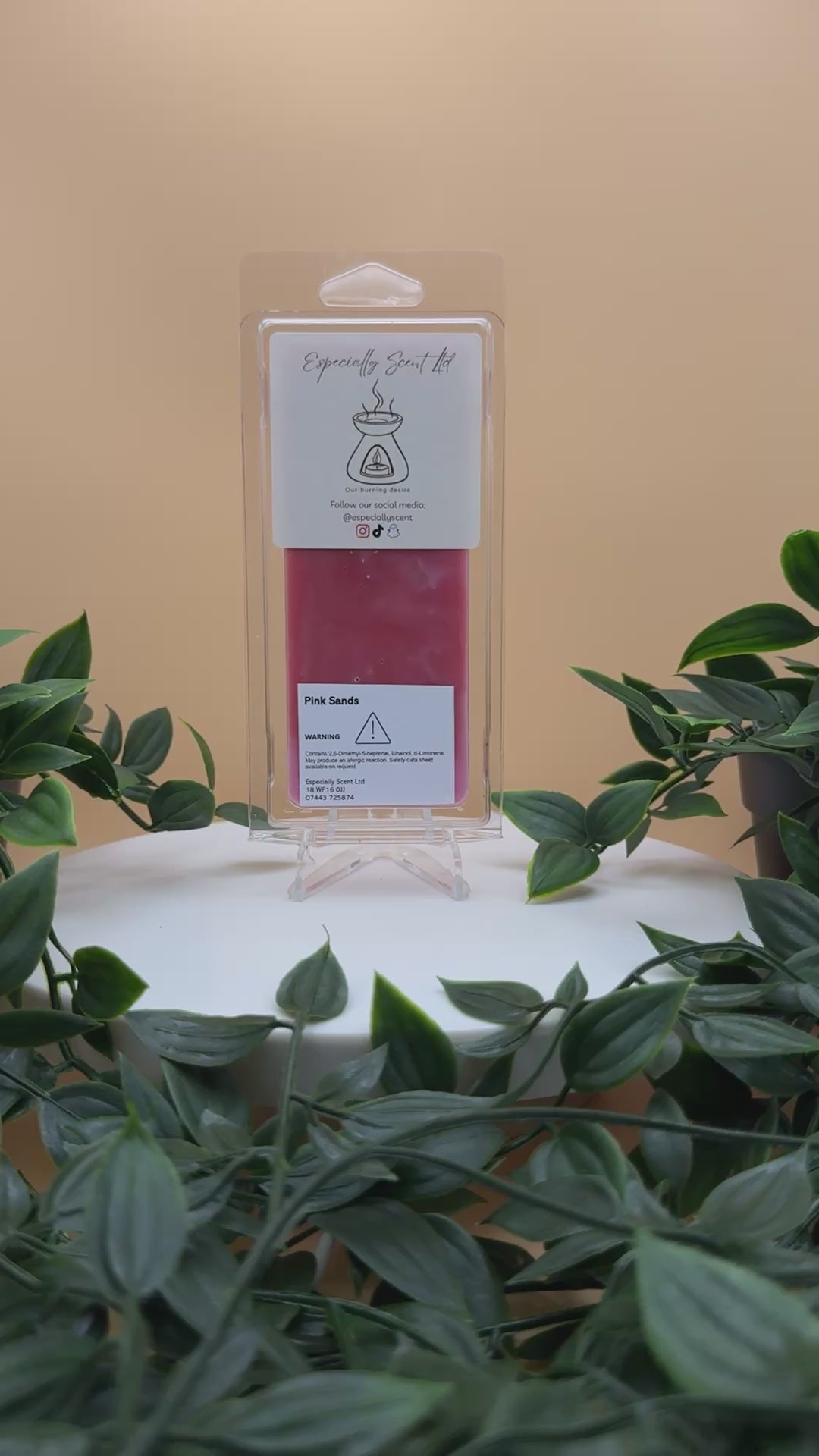 Hand-poured wax melt in a stylish clamshell container, designed to fill your space with a long-lasting, luxurious fragrance. Ideal for use in wax warmers to create a cozy and inviting atmosphere. Scent notes include: Pink Sands is a exotic island escape, a beautiful mix of bright citrus, sweet florals and spicy vanilla notes.